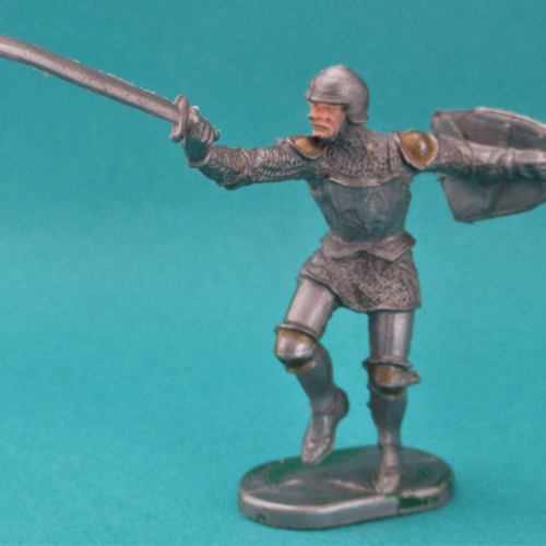 08. Chevalier en armure frappant avec épée et bouclier.